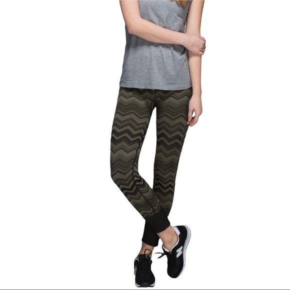 LULULEMON Ebb To Street 26" Leggings in Heathered Fatigue Chevron Green - Picture 3 of 10